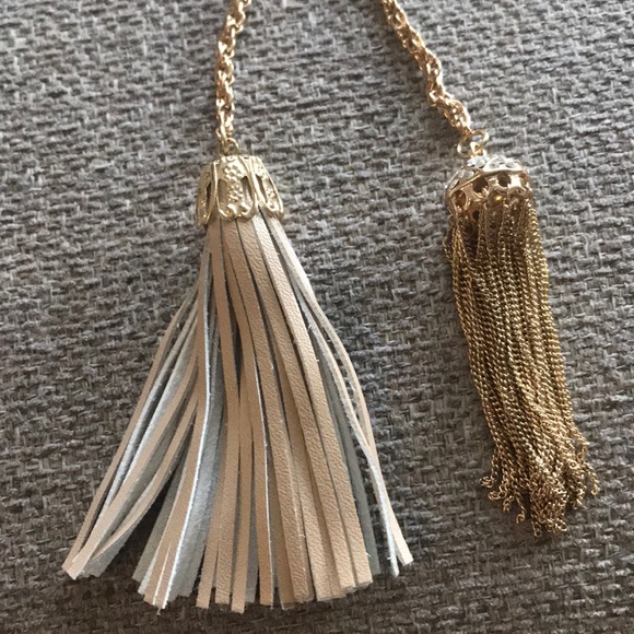 Woman’s Necklace - Picture 2 of 3